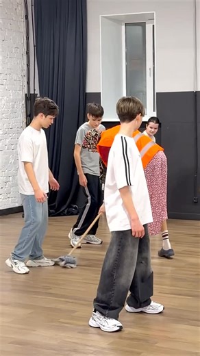 Айдар 🕺ШАФФЛ КАЗАНЬ on Instagram: "CLEANER DANCER PRANK 😂😡 TUZELITY SHUFFLE 🔥🔥"
