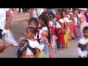 Colorido desfile revolucionario en Peto