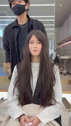 お客様ビフォーアフター✂︎✨ ずっとロングだった髪の毛をバッサリカットさせていただきました✂︎✨ ロング希望だったので、まとめやすく、ワンカールでも巻いても可愛いヘアスタイルを✂︎✨ 毛量がとても多い方だったですが、やわらかい質感に仕上げました👍🏻✨ 大切なカットを任せてくださりありがとうございました✨✨ 人見知りの方だったのですが、少し笑顔になってくださったのが嬉しい😊 #おくれ毛 #美容師 #ヘアスタイル #オススメ #おすすめ #fyp #ヘアカラー #ヘアアレンジ #ロングヘア