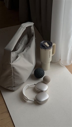 Katrin Mos on Instagram: "Дистанция и тишина🎧"