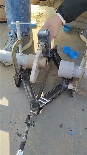 A Genius Solution: Using a Jack to Clamp Soldered Pipes