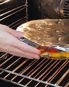 La CODA DI ROSPO AL FORNO CON ORTAGGI MISTI è un piatto che celebra la semplicità e la freschezza degli ingredienti, offrendo un pasto leggero, nutriente e ricco di sapore. Perfetto per una cena raffinata facile da preparare.🥰 📌Ingredienti👩‍🍳 • 1 coda di rospo • Mollica di 2 fette di pane raffermo • 1 zucchina tagliata a rondelle • Olive nere q.b. • 1 spicchio di cipolla dorata • 1 patata piccola tagliata a fette sottili • 5-6 pomodorini datterino rossi e gialli • 1 peperone rosso • Un ciuff