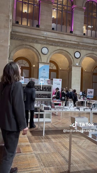 12 heures dans la vie d’une « influenceuse » littéraire Vendredi matin, je me suis levée tôt et j’ai éteint mon ordinateur pour me rendre au Palais Brongniart à Paris et célébrer les 200 ans du groupe Hachette. J’ai essayé de ne pas tout acheter, j’ai voulu assister à toutes les rencontres en même temps… ce qui, étonnamment, reste impossible. Mais surtout, j’ai passé un vendredi vraiment pas comme les autres. Merci @Hachette Livre pour ce très bel événement ! On essaie de ne pas attendre 200 ans