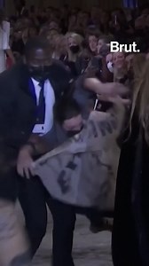 Ils ont perturbé la fashion week pour faire passer leur message. Brut a suivi les activistes qui se sont infiltrés au défilé Louis Vuitton. Voici pourquoi ils s'attaquent à l'industrie textile… | Brut