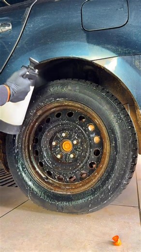 Washing car rims with premium soap can actually remove rust. #detailing #Ceramiccoating #freshlydetailing #Autodetailing #paintcorrection #Cardetailing #interiordetailing #Detailersofinstagram #premiumcarwash #detailerlife #carwash #handcarwash #cleanride #Carwashday #steamcleaning #satisfaying #Cars #detailingmexico #pulidodeautos #detalladodeautos #selloceramico #brilloextremo #detalladoautomotriz #lavadodevestiduras #limpiezadeautos #comonuevo #autolavados | S.A.D Detailing