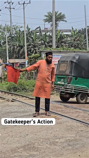 Railway gatekeeper controlling traffic..... #shorts #railgate