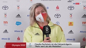 Olympia Video: Fahnenträgerin Claudia Pechstein ist ganz stolz
