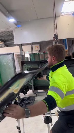 One man lift. Windscreen replacement. #windscreenreplacement #windscreenaustralia #fittingwindscreens #trucks ##onemanlift #menatwork