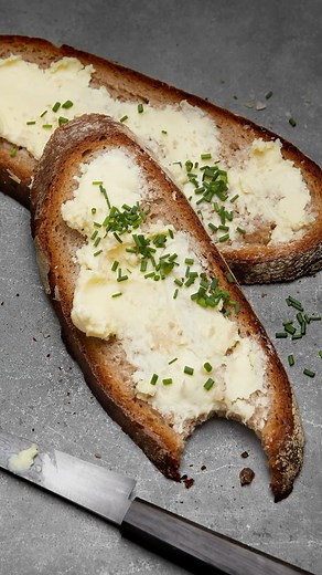 Brot ist am wichtigsten. Sehr berührend sagt das Schriftsteller Aharon Appelfeld in einem Interview über seine Flucht vor den Nazis - als Kind, alleine im Wald. Auch die Erinnerung an die Butterbrote seiner Mutter half ihm zu überleben. Ich backe ja oft Brot, immer wenn ich es anschneide denke ich daran -> swipe für den O-Ton aus einem älteren Beitrag im Deutschlandradio Kultur. Appelfeld hat dazu ein lesenswertes Buch geschrieben “Geschichte eines Lebens” #brot #butterbrot #sauerteig #roggenbro