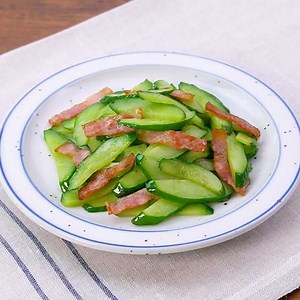 シャキシャキ食感♪ きゅうりとベーコンの塩炒めのレシピ動画・作り方 | デリッシュキッチン