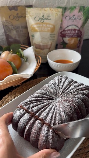 BOLO DE DIÓSPIRO COM CACAU 🍊 E fica mais uma receitinha gulosa com dióspiro 😋😋 Um bolo húmido e muito suculento acompanhado com polpa de dióspiro, ou simples. Uma delícia! INGREDIENTES: - 400 g de polpa de dióspiro (~ 4 dióspiros triturados) - 3 ovos - 70 g de açúcar de coco @origensbio - 4 c. de sopa de azeite - 200 g de farinha de aveia @origensbio - 1 c. de chá de fermento em pó - 1 c. de chá de bicarbonato de sódio - 40 g de cacau em pó @origensbio - Açúcar em pó (para polvilhar) PREPARAÇ