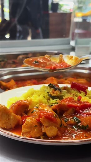 La Springtime, meniul zilei te poate opri direct din drum 👀 Vezi afișul pe stradă… intri… și descoperi mâncare gătită zilnic, proaspătă și pregătită pentru tine 🍲🔥 Simplu: vezi, intri, te bucuri de gust. #Springtime #MeniulZilei #MancareGatita #FoodTok #Bucuresti