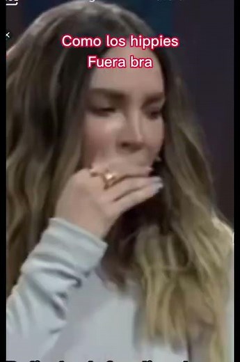 Belinda da entrevista sin ropa interior en vestido transparente muestra cuerpo sin celulitis