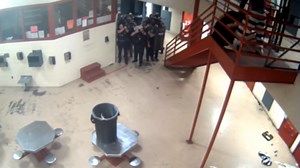 Video: Inmate holding detention officer hostage is shot by police