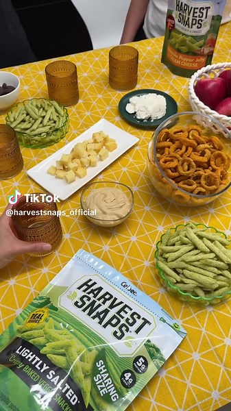 Friends that snack together, stay together ✨ Harvest Snaps   Crunchy Loops = the Friendsgiving crunch you need 🙌💚 #harvestsnaps #friendsgiving #thanksgiving #healthysnacks #gamenight