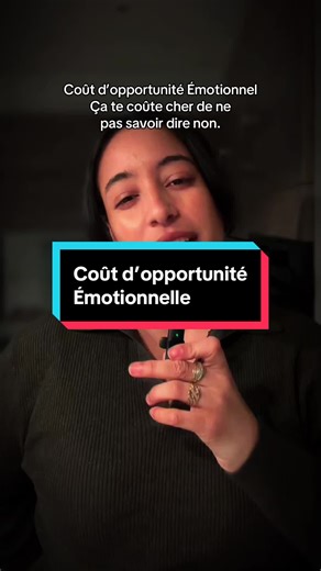 Chaque fois que tu acceptes une invitation par politesse ou une mission « pour dépanner », tu ne perds pas juste du temps. Tu paies un Coût d’Opportunité Émotionnel. Le prix ? Ta patience avec tes enfants le soir, ta clarté mentale sur tes propres projets, et ton respect perçu au bureau. Si tu es toujours disponible, tu n'as plus aucune valeur stratégique. Dans cette vidéo, je t'explique comment budgétiser ton énergie comme une ressource rare. 🧠 Dans cette vidéo : ✅ Le concept de Coût d’Opportu
