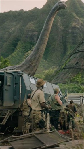 Jurassic World: Fallen Kingdom | Admiring the Brachiosaurus