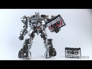 Stop Motion Animation：Soundwave Evolution Transformation.NA Mista By Mangmotion变形金刚定格动画：声波玩具进化
