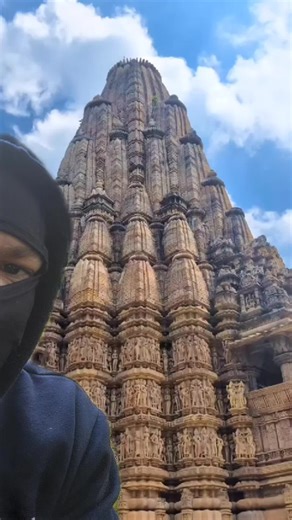 Ce temple faisant plus de 31 mètres de haut est l’un des 85 temples qui fut construits sur ce site incroyable. #templeinde #temple #électricité