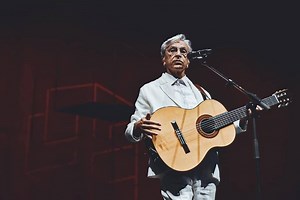 Caetano Veloso vai apresentar o histórico álbum "Transa" em show em novembro em São Paulo | CNN Brasil