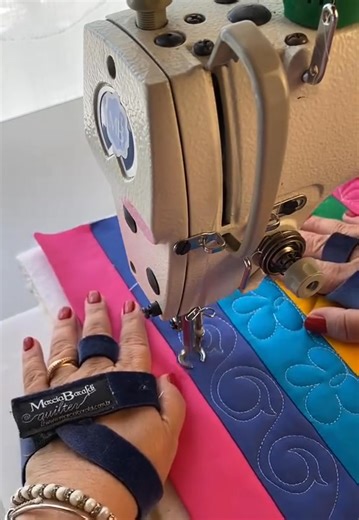 Easy quilting like sewing https://sewingmachinepresserfeet.com/products/open-toe-free-motion-quilting-darning-embroidery-foot #marciabaraldi #quilterdesucess #quilting #costuracriativa #patchwork #quilt #quilting #sewing #sewingproject #longarmquilting Video by Marcia Baraldi | Quilt Patterns PDF