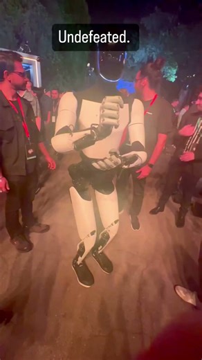 Rock paper scissors with a Tesla bot is crazy WeRobot