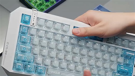 GK61键盘按键声音清脆，打字响应迅速，支持多种灯光效果调节，适合办公和游戏场景，提升效率与氛围感。