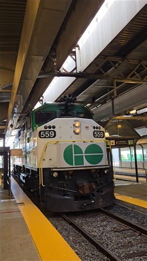 GO Transit F59PH Arriving at Toronto Union