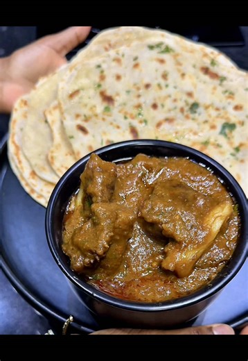 Super delicious brisket bone stew and naan bread An experimental recipe turned amazing 🥹 Save and try later 💕 Recipe - 2 large onions - 6-8 cloves of garlic - Brisket bone - Bay leaf - Star anise - 5 habanero for heat (use less if you can’t handle spice) - Seasoning powder or bouillon cubes - Oregano - Carrots - Fresh parsley Naan bread - 350g of all purpose flour - 350g of plain Greek yogurt - 2 tablespoons of olive oil