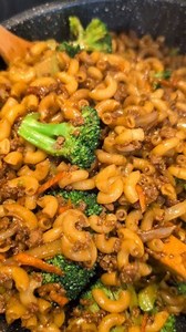 Notre macaroni chinois est sans l'ombre d'un doute notre recette la plus populaire! C'est très facile à faire et en plus ça se congèle très bien! Le lien vers la vidéo complète et la recette écrite sont en commentaire :) | Hop dans le wok
