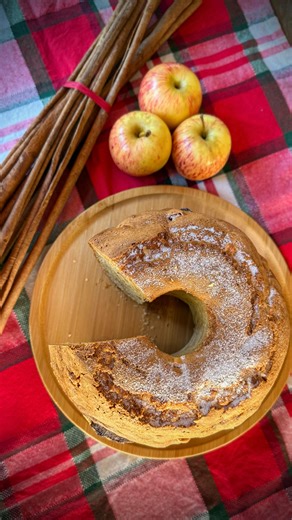 MARINA FUCANO | Churrasco e Receitas on Instagram: "BOLO DE MAÇÃ COM CANELA 🍎 Já passa o cafezinho que esse bolo aqui merece ☕️ 3 maçãs 3 ovos 1/2 xic de óleo 2 xícara de farinha de trigo 1 1/2 xícara de açúcar refinado 1 colher (café) canela 1 colher (sopa) fermento Descasque a maçã e reserve a casca. Retire a semente e corte-as em cubinhos. No liquidificador acrescente os ovos, óleo e comece a bater. Com o liquidificador ligado acrescente a casca e deixe batendo. Entre com o açúcar, ca