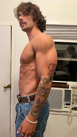 Ian Fonz 🪝 on Instagram: "forget sunday scaries, get a tattoo 🤠 gonna finally fill out the arm [patchwork] hope you like it mom❤️ shirt @gymshark code fonz 🤙 🖊️ @noah.rolette best in atx #reels #explore"