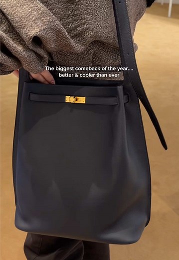The #hermes Kelly hobo bag pays tribute to the iconic So Kelly #hermesbag 🤍 now in two sizes with a beautiful chic slouch #hermeskelly #hermesbag #kellyhobo