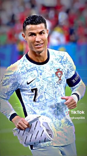 KING👑🔥 #ronaldo #cristianoronaldo #cristiano #cr7 #elbicho #siuuu #skills #football #bola #bolakaki #footballedits #pemainbolaterbaikdunia #urcristiano