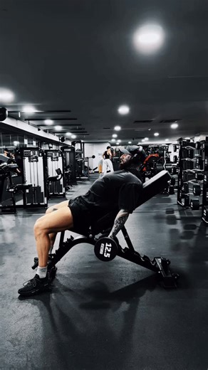 Eddie Lucas: East London PT on Instagram: "INCLINE BICEP CURL- BEST FOR GROWTH ⬇️ What It Is: Dumbbell curl performed on an incline bench (typically 30–45°), placing the arms behind the torso. This shifts emphasis onto the long head of the biceps and increases stretch under load for maximal activation. Key Benefits: 1. Maximum Long-Head Bias - best exercise for peak development 2. Huge Loaded Stretch - Builds length and shape, not just thickness 3. Minimal Cheating - Momentum is reduced 4. Excel