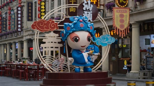This street uses a cultural statue to welcome visitors in China