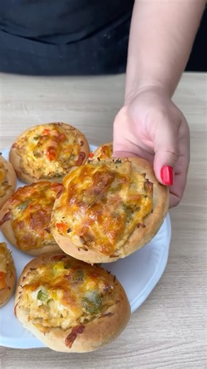 Creamy Chicken Mini Pizzas! 🍕 Easy Afternoon Snack #Shorts #Recipe
