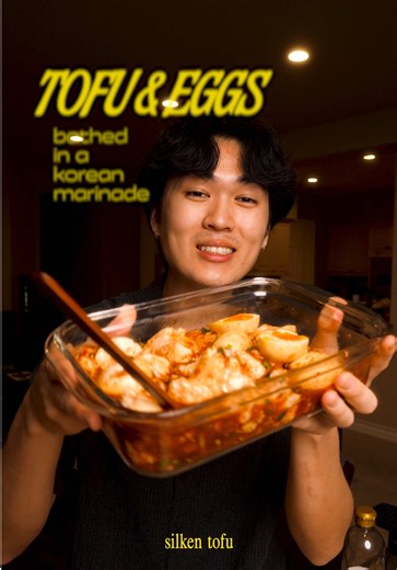 ⇩ Full Recipe 🌶️ ⇩ Macros per serving: Protein: 41g Carbs: 17g Fat: 21g Calories: 433 Ingredients per serving: - 5 tbsp soy sauce - 3 tbsp gochugaru - 2 tbsp minced garlic - 1/2 white onion - 2 green onions - 1 tbsp jalapeno - 1.5 lbs silken tofu - 4 boiled eggs - 1 tsp sesame seeds - 1/2 cup water How to make it yourself: 1. Thinly slice your green onions, white onions, and jalapeno 2. Boil your eggs for 6 minutes and immediately add them into cold water 3. Peel your eggs underwater 4. In a bo