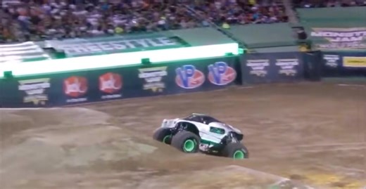 Alien Invasion with the SAVE back at World Finals XVII in 2016! 👽 #fyp #foryou #foryoupage #MonsterJam #Aliens #AlienInvasion #LasVegas #Nevada 6895878270433201414 | Big Wheel Truck