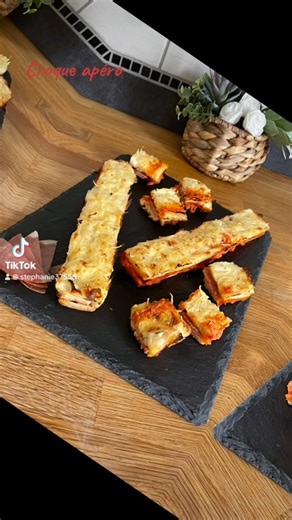 Croque Apéro Italien Moule 5 cakes Sur la base de la recette du croque italien , j'ai juste ajusté les quantités Du pain de mie Mélange sauce tomate , mozza Jambon italien Béchamel avec un peu d'épices Pizza & pasta Boutique guy demarle : Votre conseillère : Ardaens Stephanie 59630 #lapetitecuisinedesteph #recette #apero #recettefacile #guydemarle #cuisinemaison | La Petite Cuisine de Steph - Conseillère Guy Demarle