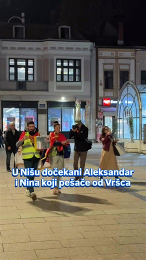 📌 Zborovi građana Niša organizovali su doček za Aleksandra Jovanova i Ninu Rađenović, koji su pešačili od Vršca do Niša kako bi prikupili novac za lečenje Nikole Mrdakovića i Katarine Dragaš. 🚶‍♂️ Ovu humanitarnu avanturu započeli su 1. februara i kažu da im na ovom putu podrške od strane građana nije nedostajalo. Aleksandru je ovo prva šetnja bez štaka a široj javnosti postao je poznat kada je sa studentima prepešačio više od 1.000km po Srbiji.