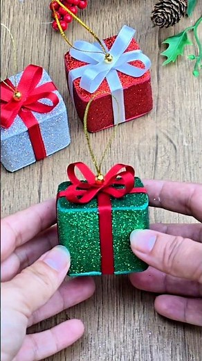 Como transformar um simples tubo de papelão em lindos enfeites para a árvore de Natal. #christmas