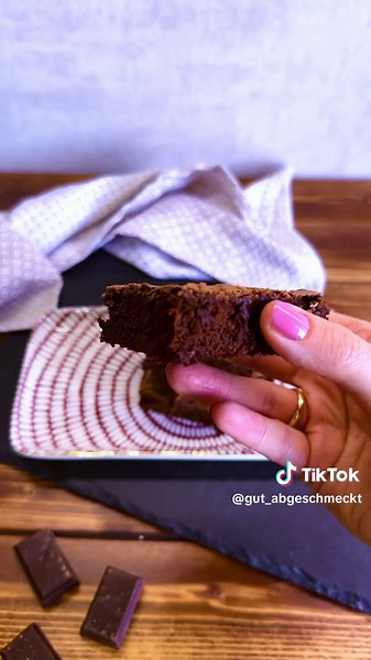 Rezept zum Speichern ⏬️ Der Spezialtrick ist sehr wichtig für den besten Brownie. Dafür schlägst du nach ca. 15 Minuten der Backzeit das Backblech ca. drei Mal auf die Arbeitsfläche auf, damit sich der Teig etwas absetzt und oben die charakteristische „Kruste“ bzw. Risse entstehen. 🥰🙌🏻 Viel Spaß beim Backen 👩‍🍳 Eure Sabine ZUTATEN FÜR 1 BLECH * 230 Gramm Butter * 160 Gramm Kochschokolade * 80 Gramm Kochkakao * 110 Gramm Brauner Zucker * 2 Teelöffel Flüssige Vanillepaste * 1 Teelöffel Salz *