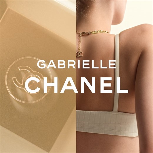 Édition limitée. GABRIELLE CHANEL ÉCLAT DE NACRES, une nouvelle gestuelle scintillante. Infusée d’éclats de nacres, la nouvelle crème pour le corps GABRIELLE CHANEL ÉCLAT DE NACRES illumine la peau de reflets dorés. Une nouvelle gestuelle scintillante laissant la peau subtilement parfumée de notes florales et solaires. Découvrir sur chanel.com/-GABRIELLE_1H26 | CHANEL