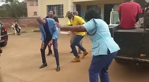 Kodi Chimaliziro chanu chizankhala chotani ?, Atoti Manje kwawo kwantha, nthupi lawo lilowa Manda posachedwapa. Tikunena pano maliro Ali pa bwaro , anthu osiyanasiyana kupereka malonje Iyi ndi kanema yomwe apolisi kukodwera luso lomwe Atoti Manje anali nalo. Rest in peace Legend | YEWO TV