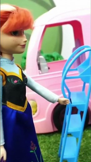 Anna Frozen doll makes a pool for Elsa doll and toy Olaf. Frozen dolls videos for kids #shorts