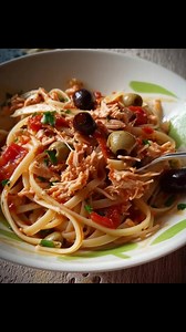 Linguine al tonno, olive, capperi e acciughe Ingredienti - olio extravergine di oliva - cipolla - aglio - filetto di acciuga - capperi - pomodori ciliegini in scatola - olive nere - olive verdi - tonno in scatola - prezzemolo Per favore, se provi la ricetta condividi una foto del risultato e scrivi nei commenti se ti è piaciuta. Preparazione 1. Porta a ebollizione una pentola d'acqua salata e cuoci le linguine al dente. 2. Nel frattempo scalda un generoso filo d'olio extravergine in una padella 