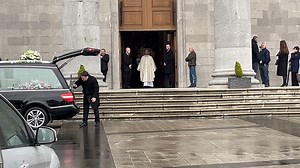 Mourners at the funeral mass of Sarah McNally in Longford today were told that everyone in her communities in Longford and New York were “shell shocked” when they learned of her tragic death 😢❤️️ Sarah was described as "larger than life, someone special, a unique force to be reckoned with" as well as "loyal, trustworthy, warm", someone who "gave the best hugs", with "the looks and the intelligence" and "brains to burn" 🙏 | Irish Daily Mirror
