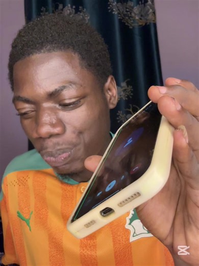 J’appelle un multiplicateur d’argent 😭😭 écoutons la réaction 😂 @Leo officiel viens voir 🤧 #prankwars #camerountiktok🇨🇲