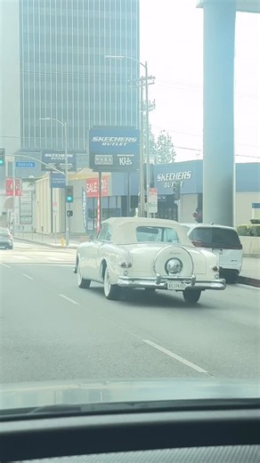 In the 1950s, Packard made a name for itself in the luxury car market by introducing many innovations. Particularly, the Caribbean model, launched in 1953, stood out for its elegant design and powerful engine, becoming one of the most coveted cars of the era. It was also immensely popular among Hollywood celebrities. You can share these fascinating details on social media to captivate your audience! #usa #california #losangeles #hollywood #sunset #beach #UnitedStates #ClassicCars #RetroCars #Vin